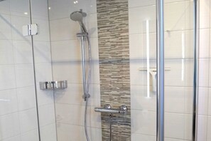 Dusche, Haartrockner, Handtücher