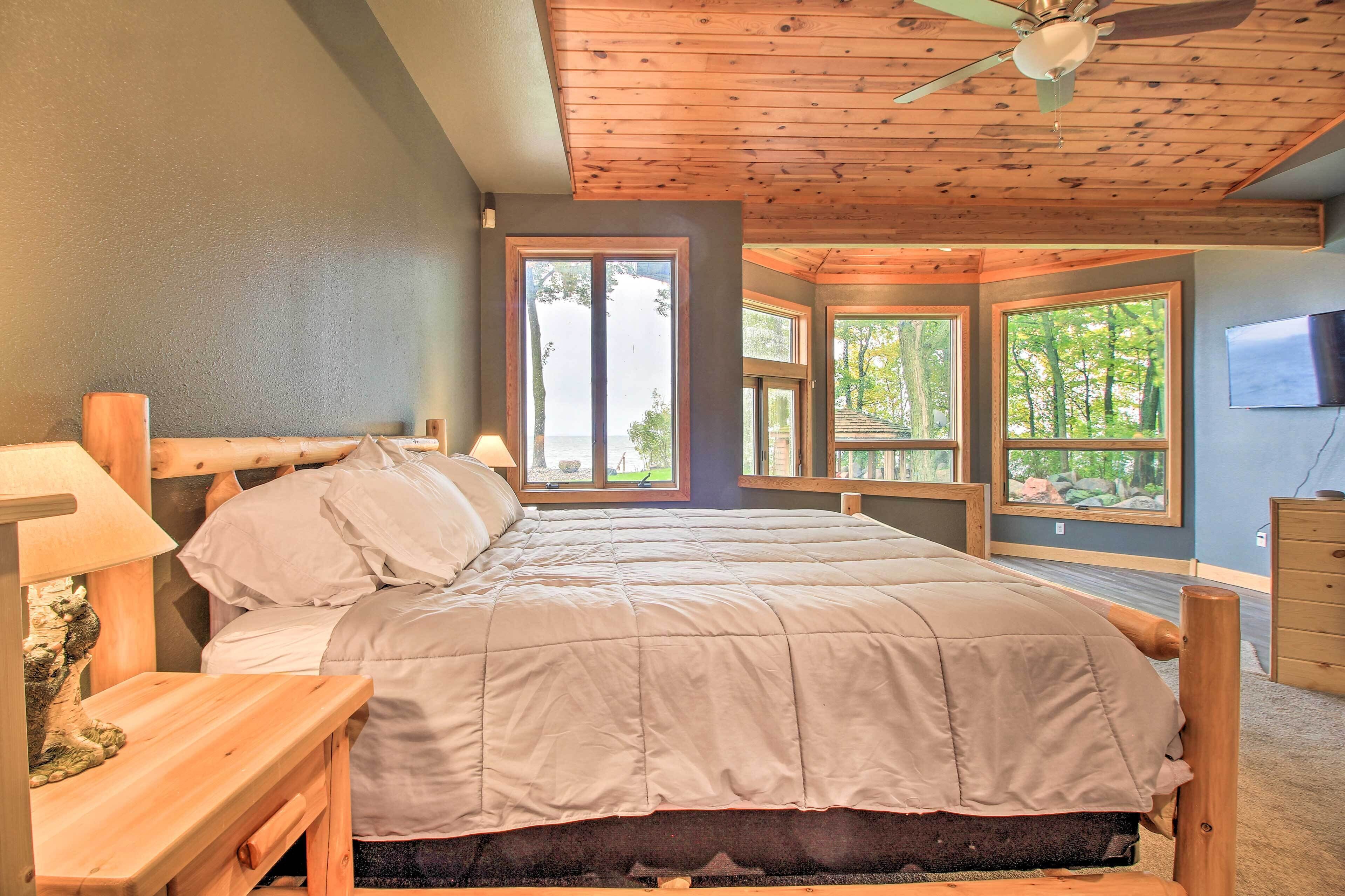 Waterfront Lake Mille Lacs Lodge w/ Deck + Grill!