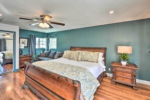 3 bedrooms, iron/ironing board, travel cot, Internet - Elegant Home w/ Pool Table: 3 Mi to Vegas Strip! (Las Vegas)