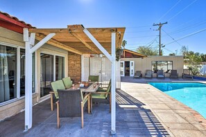 Outdoor dining - Elegant Home w/ Pool Table: 3 Mi to Vegas Strip! (Las Vegas)