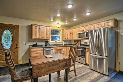 Pet-Friendly Petoskey Area Cabin, Walk to River!
