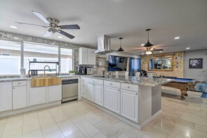 Fridge, microwave, stovetop, dishwasher