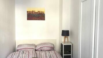 3 bedrooms, desk, WiFi, bed sheets