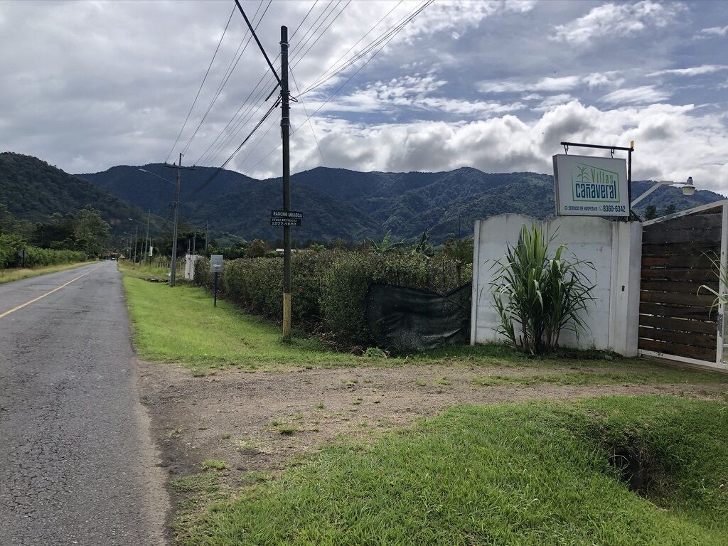 Une enseigne pour les Villas Caravaleral, avec un paysage montagneux en arrière-plan.