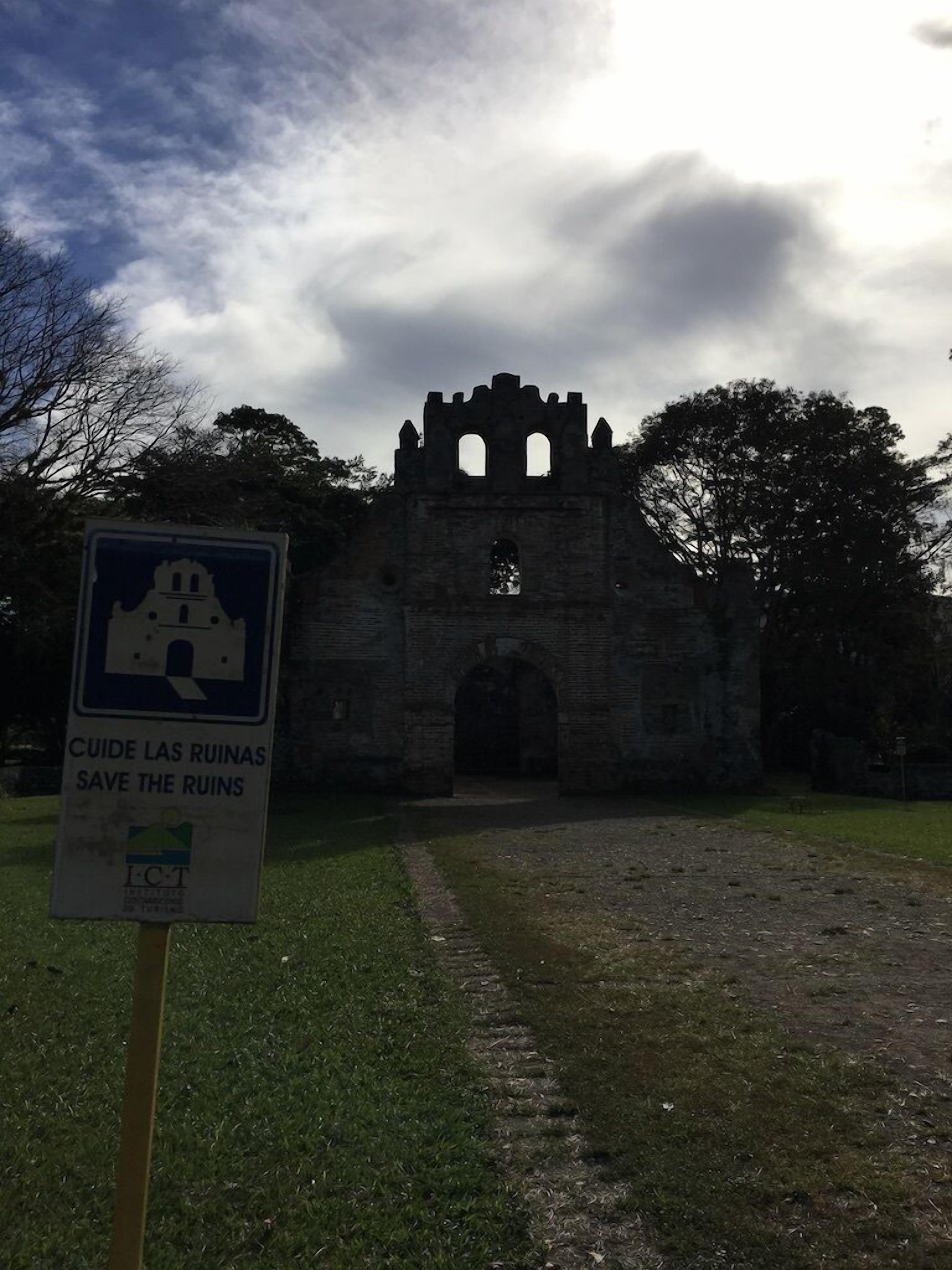 A historical building with a sign that reads "CUIDE LAS RUINAS SAVE THE RUINS".