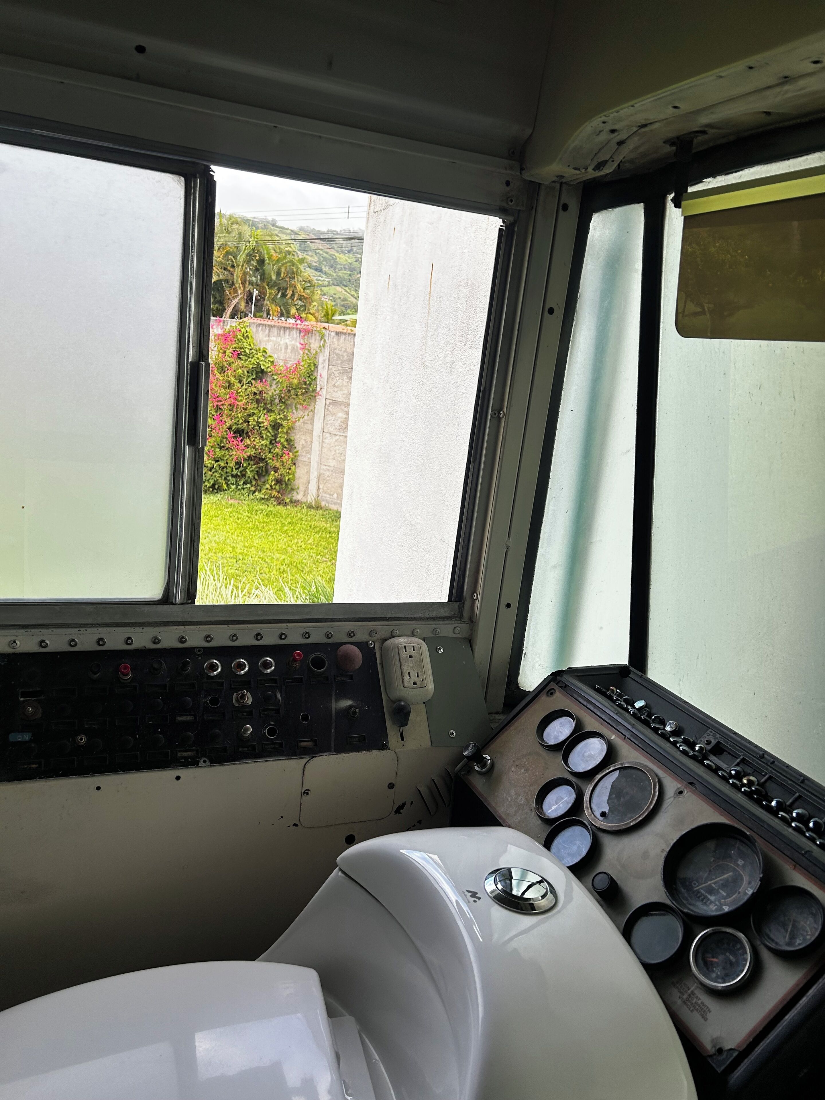 Family Quadruple Room | Bathroom | Shower, rainfall showerhead, free toiletries, towels