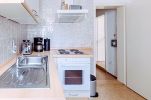 Fridge, oven, stovetop, cookware/dishes/utensils - Cozy apartment right in the center of Forchheim (Forchheim)