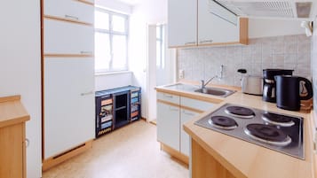 Fridge, oven, stovetop, cookware/dishes/utensils