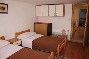 2 bedrooms, free WiFi, bed sheets, wheelchair access - Apartment in Pirovac with Terrace, Air condition, WIFI, Washing machine (4793-3) (Pirovac)