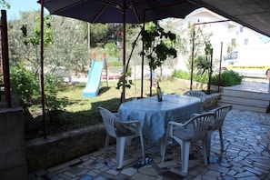 Outdoor dining - Apartment in Pirovac with Terrace, Air condition, WIFI, Washing machine (4793-3) (Pirovac)
