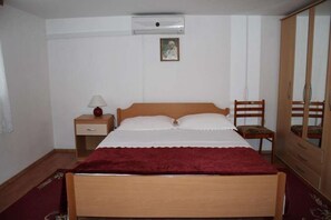 2 bedrooms, free WiFi, bed sheets - Apartment in Pirovac with Terrace, Air condition, WIFI, Washing machine (4793-3) (Pirovac)