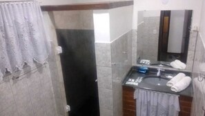 Traditional House | Bathroom sink - Casa Fofa no Coração de Araras (Petrópolis)