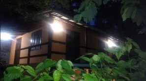 Fachada da propriedade à noite