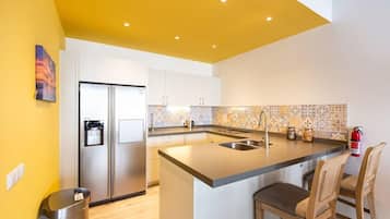 Frigorífico, microondas, horno y placa de cocina