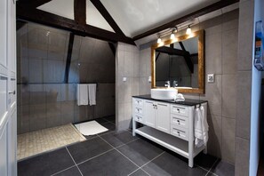 Dusj, hårføner og håndklær