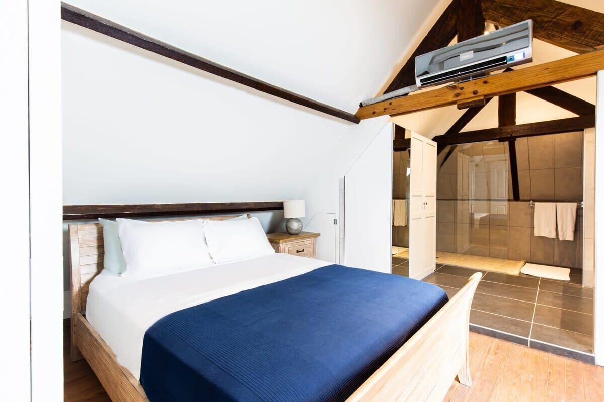 15 slaapkamers, een strijkplank/strijkijzer, wifi, beddengoed