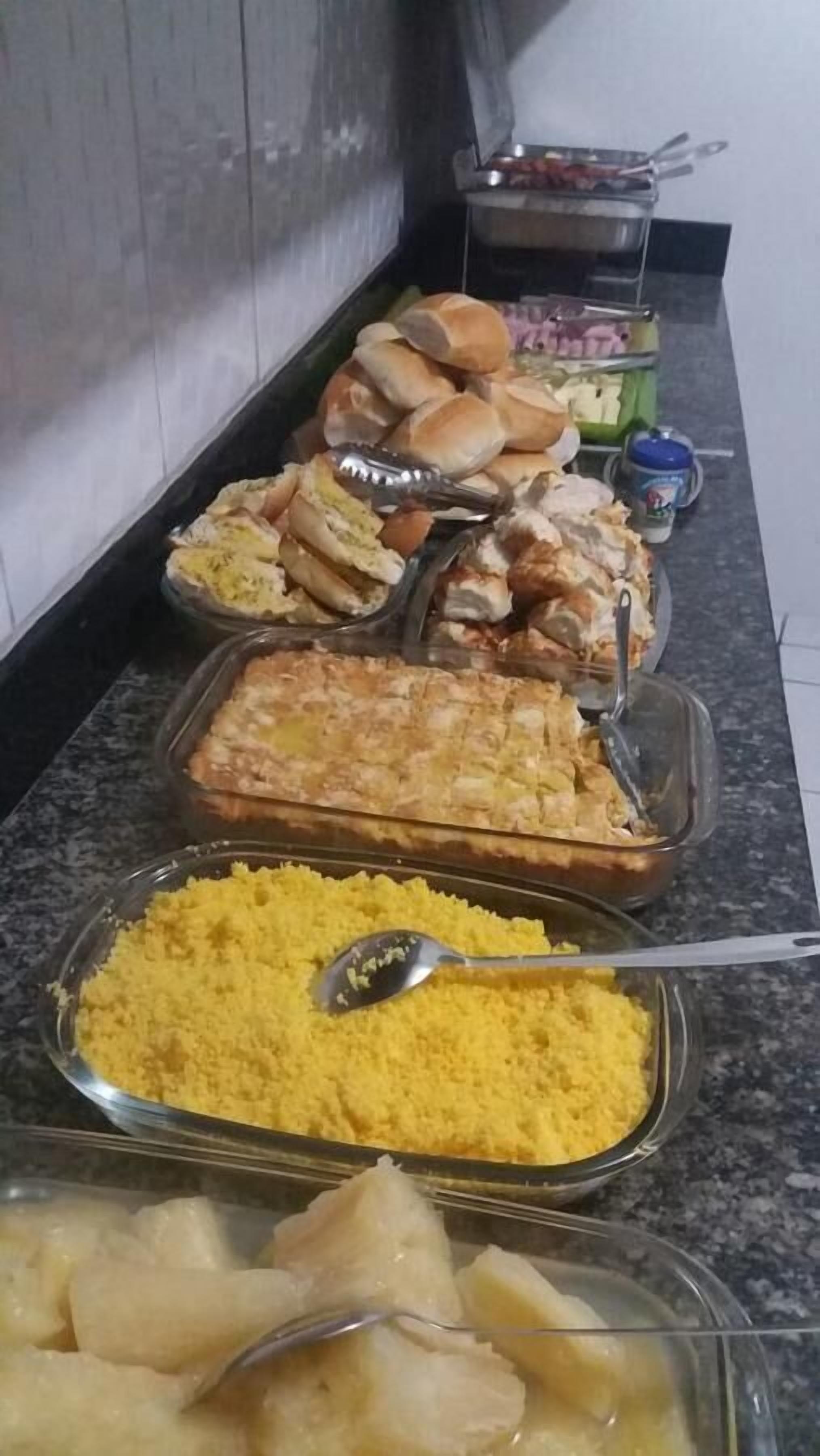 بوفيه فطور مجانًا يوميًا