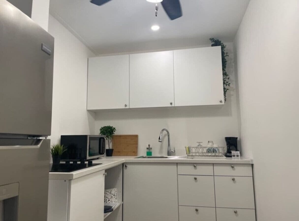 冷蔵庫、電子レンジ、コンロ、コーヒー / ティーメーカー