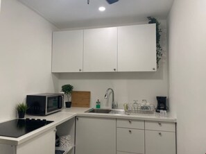 Frigorífico, microondas, placa de cocina y cafetera o tetera