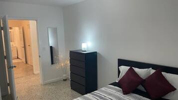 2 habitaciones, escritorio, tabla de planchar con plancha y wifi gratis