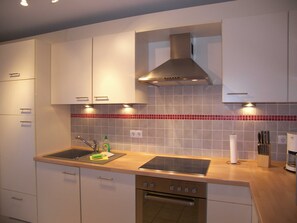 Kühlschrank, Mikrowelle, Ofen, Geschirrspüler