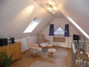 Interior - Vacation apartment Muschel, on the 1st floor & attic, room divider staircase - Haus Seestern (Heringsdorf)