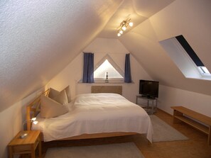 1 bedroom, iron/ironing board, WiFi, bed sheets - Vacation apartment Muschel, on the 1st floor & attic, room divider staircase - Haus Seestern (Heringsdorf)