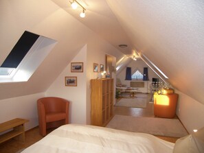 1 bedroom, iron/ironing board, WiFi, bed sheets - Vacation apartment Muschel, on the 1st floor & attic, room divider staircase - Haus Seestern (Heringsdorf)