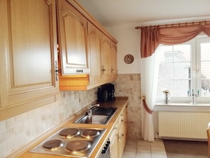 Fridge, oven, coffee/tea maker, electric kettle