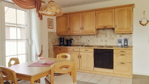 Køleskab, ovn, kaffe-/temaskine, elkedel