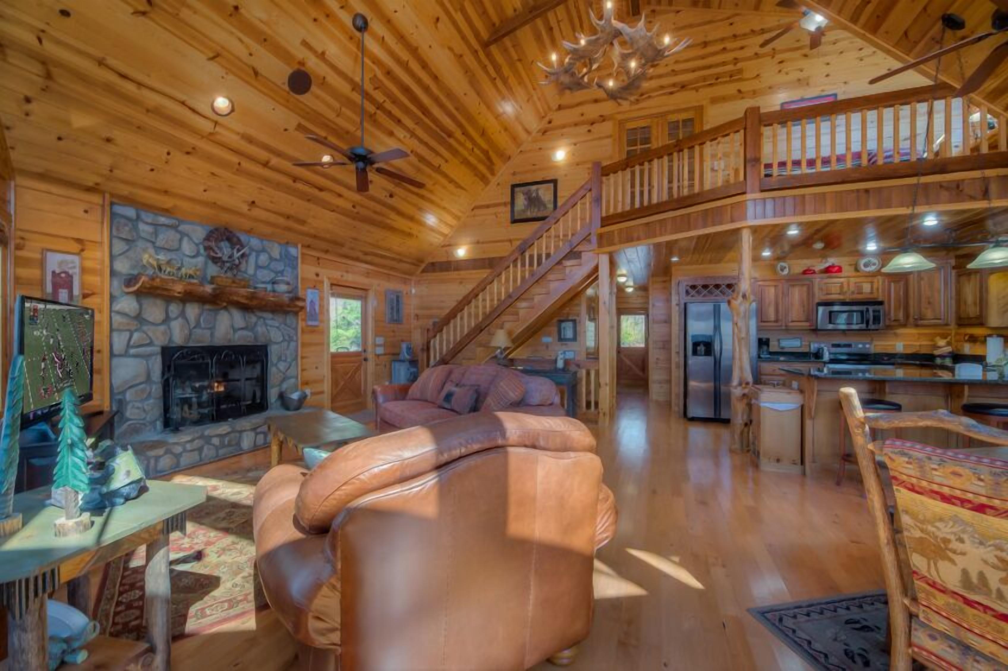 Hilltop Hideaway- EV Car Charger | Hot Tub | All Inclusive Game Room | Close to town