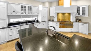 Private kitchen - Lee's Retreat by Destin Getaways (Destin)