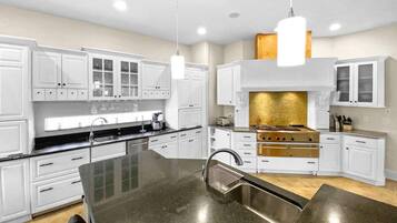 House, 5 Bedrooms | Private kitchen | Fridge, microwave, dishwasher