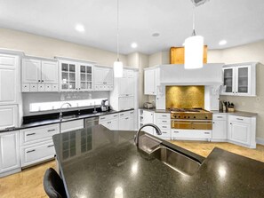 House, 5 Bedrooms | Private kitchen