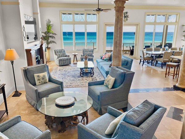 Casa, 5 habitaciones | Sala de estar | Televisión 