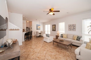 House, 4 Bedrooms | Living room