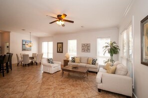 House, 4 Bedrooms | Living room