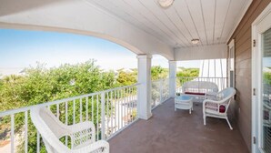 House, 4 Bedrooms | Balcony