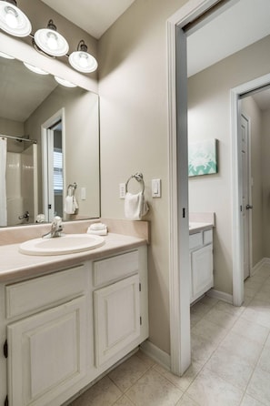 Townhome, 4 Bedrooms | Bathroom | Towels