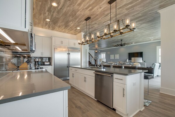 House, Multiple Beds | Private kitchen | Fridge, microwave, dishwasher, cookware/dishes/utensils - Captain B's Retreat by Destin Getaways (Miramar Beach)