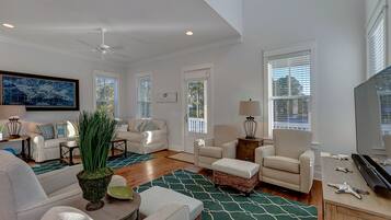 House, 4 Bedrooms | Living room