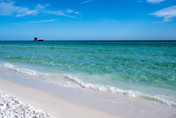 On the beach - Crystal Dunes 204 by Destin Getaways (Destin)