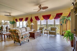 Condo, 2 Bedrooms | Living room