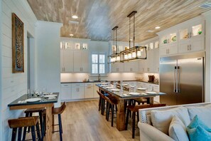 House, 6 Bedrooms | Private kitchen