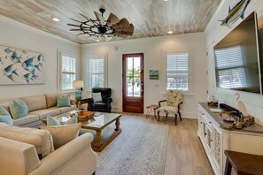 House, 6 Bedrooms | Living room