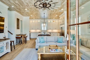 House, 6 Bedrooms | Living room
