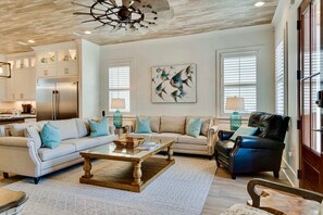 House, 6 Bedrooms | Living room