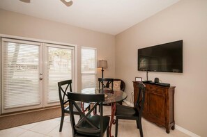 Townhome, 1 Bedroom | Dining