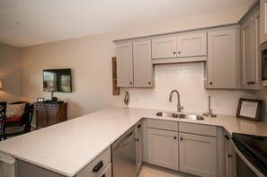 Townhome, 1 Bedroom | Private kitchen
