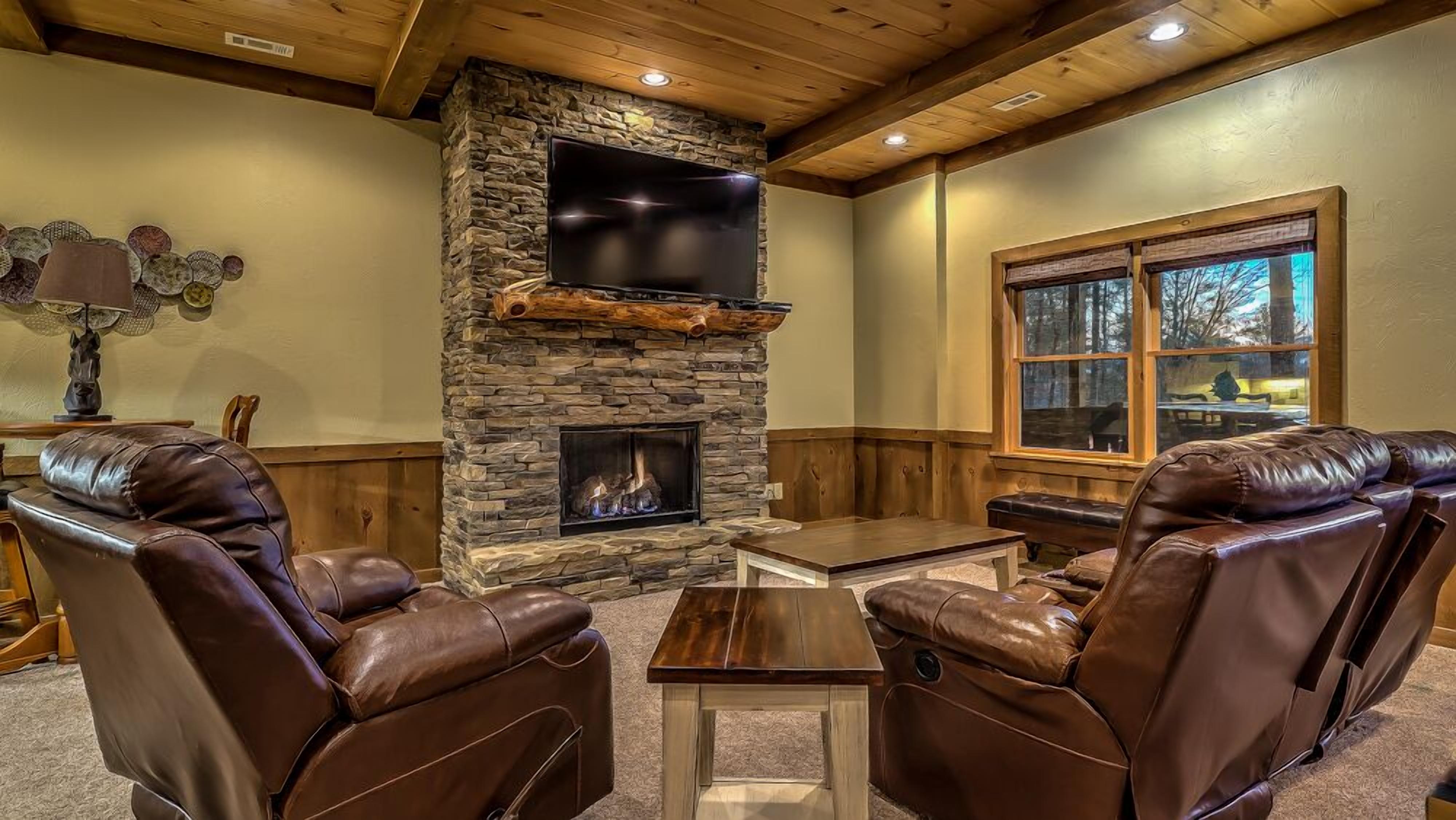 Pine Cone Mountain- Pet Friendly | Master on Main | Large, relaxing Hot Tub